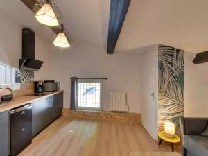 a room with a kitchen and a living room at Appartement cosy et moderne Rodilhan in Rodilhan