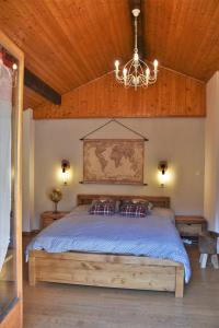 沙泰勒的住宿－Chalet la Dransette，一间卧室设有一张木天花板床。