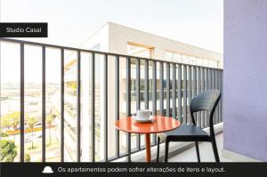uma mesa e duas cadeiras numa varanda em Charlie Aeroporto Congonhas CGH em São Paulo