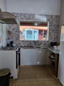 una cocina con fregadero y una ventana. en Residencial dos Portugas, en Boracéia