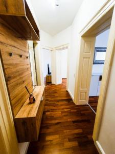 un pasillo de una casa con suelo de madera en VIP Wohnung Heidelberg, en Heidelberg