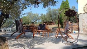 a couple of wooden chairs and a swing at La Casa del Grillo in Viterbo