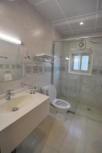 uma casa de banho com um lavatório, um WC e um chuveiro em فندق المرزم-Al Marzam Hotel em Medina
