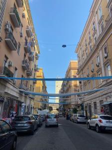 una strada cittadina con auto parcheggiate sulla strada di BeB Boreale a Napoli