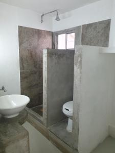 uma casa de banho com um WC e um lavatório em Nómadas Hostel em La Paz