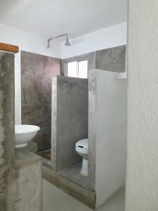 y baño con aseo y lavamanos. en Nómadas Hostel en La Paz