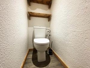 a small bathroom with a toilet in the corner at Studio Les Menuires, 1 pièce, 4 personnes - FR-1-452-195 in Les Menuires