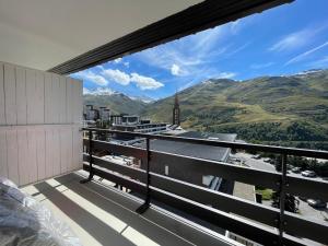 a balcony with a view of the mountains at Studio Les Menuires, 1 pièce, 4 personnes - FR-1-452-230 in Les Menuires