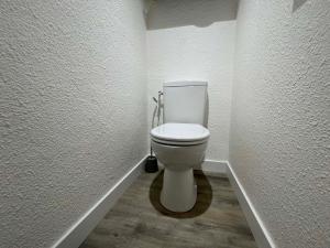レ・メニュアールにあるStudio Les Menuires, 1 pièce, 4 personnes - FR-1-452-174のバスルーム(白いトイレ付)が備わります。