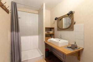 a bathroom with a sink and a shower at Cabana & Le Chaleureux - Centre-Ville in Cluny