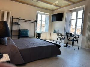 - une chambre avec un lit, une table et des chaises dans l'établissement Casa Colonna - Suite della Torre, à LʼAquila