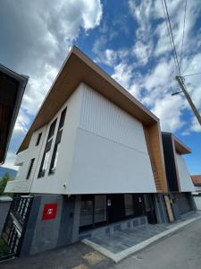 Το κτήριο όπου στεγάζεται  το διαμέρισμα