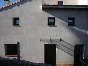 un edificio blanco con una escalera que conduce a él en Hostel El Castillo en Aniñon