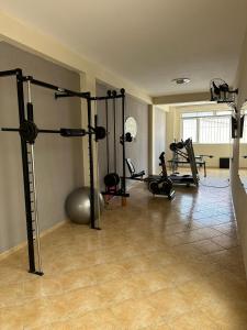um ginásio com vários equipamentos de exercício numa sala em Palace Hotel em Itajubá