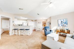 un soggiorno con un divano e un tavolo di Colony Club M8 - Pelican Perch a Gulf Shores