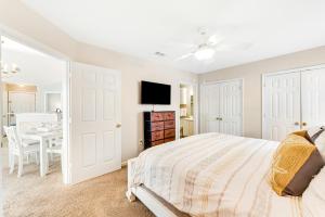 una camera da letto con un letto e una sala da pranzo di Colony Club M8 - Pelican Perch a Gulf Shores