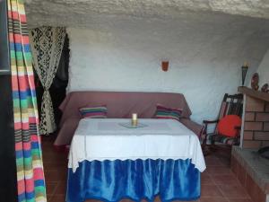 Кровать или кровати в номере Casa/Cueva el Cigarrillo