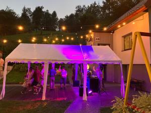 Chata Vojtkoland : مجموعة من الناس يرقصون تحت خيمة في الليل