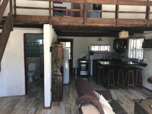 cocina y sala de estar con suelo y techo de madera en Casa en Cuchilla Alta, en Cuchilla Alta