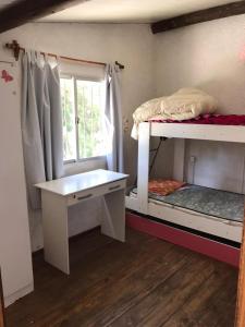 Poschodová posteľ alebo postele v izbe v ubytovaní Casa en Cuchilla Alta