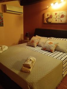 A bed or beds in a room at Petite Maison dell'Etna