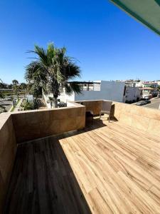 een terras met een bank en een palmboom op een gebouw bij Departamento Beto in Tijuana +11 foto's