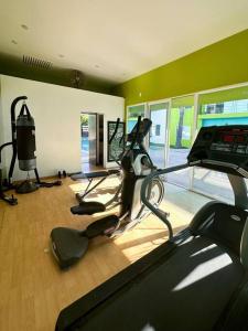 een fitnessruimte met loopbanden en crosstrainers in een kamer bij Departamento Beto in Tijuana