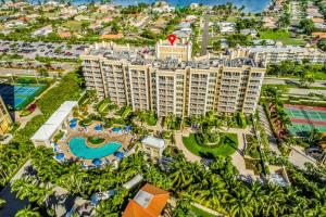 una vista aérea de un hotel con un complejo en Marco Beach Ocean Resort 601, en Marco Island