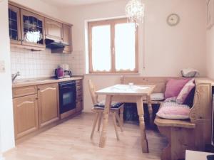 cocina con mesa y mesa y comedor en Ferienwohnung Himmel, en Oberstaufen 5 fotos más