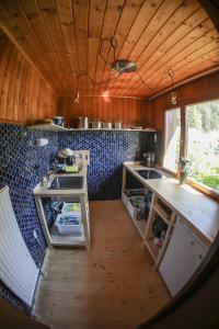 una vista interna di una cucina in una casetta di Scharnitz Chalet - gut eingerichtetes Haus a Scharnitz