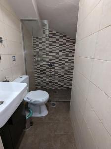 uma casa de banho com um WC e um lavatório em Cozy apartment near the city centre em Iráclio