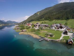 eine Luftansicht eines Resorts auf einem See in der Unterkunft Stampferhof in Weissensee