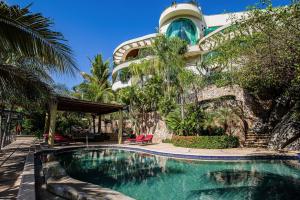 una piscina frente a un edificio en Boca de Tomatlán Ocean Frontage Boutique Hotel, en Puerto Vallarta
