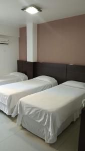 Cama ou camas em um quarto em CLH Suítes Foz do Iguaçu