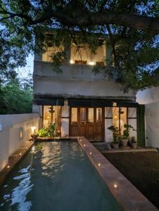 een huis met een zwembad voor een huis bij Thanga House by LuxUnlock Private Villas in Tarangambādi