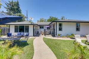 Cette maison dispose d'une terrasse avec des chaises et un parasol. dans l'établissement Family Home with Pool about 7 Mi to Downtown Sacramento!, à Sacramento