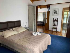 um quarto com uma cama com dois bichos de peluche em Garzonier Estilo Cabaña em La Paz