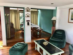 - un salon avec un canapé et une table dans l'établissement Garzonier Estilo Cabaña, à La Paz