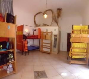 una stanza piena di armadi in legno e una stanza con di Ostello Exclusive Dependance a Palermo