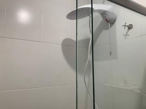 ducha con cabezal de ducha en la pared en Apartamento Passo Fundo, en Passo Fundo