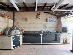 eine Küche mit einer Theke und einem Herd darin in der Unterkunft Descanso a beira mar casa completa em Mambucaba in Tarituba