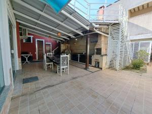 eine offene Terrasse mit Küche und Grill in der Unterkunft Descanso a beira mar casa completa em Mambucaba in Tarituba