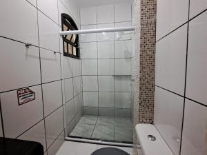 ein kleines Badezimmer mit Dusche und Toilette in der Unterkunft Descanso a beira mar casa completa em Mambucaba in Tarituba + 18 Fotos