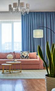 uma sala de estar com um sofá e uma mesa em Wonderful Panoramic View Apartment em Mukacheve