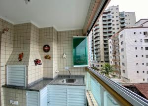 baño con lavabo y ventana en Residencial Santo Expedido en Praia Grande