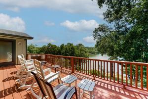 una terraza con sillas y vistas al río en The Happy Place on Lake Avalon, en Bella Vista