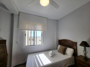 Posteľ alebo postele v izbe v ubytovaní Motril, primera línea de playa.
