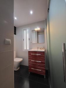 La salle de bains est pourvue d'un lavabo et de toilettes. dans l'établissement Motril, primera línea de playa., à Motril