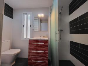 La salle de bains est pourvue d'un lavabo et de toilettes. dans l'établissement Motril, primera línea de playa., à Motril