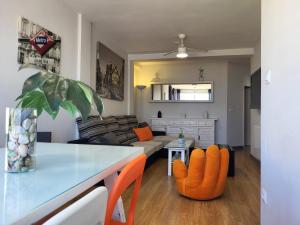 salon z kanapą i stołem w obiekcie Motril, primera línea de playa. w mieście Motril +14 zdjęć